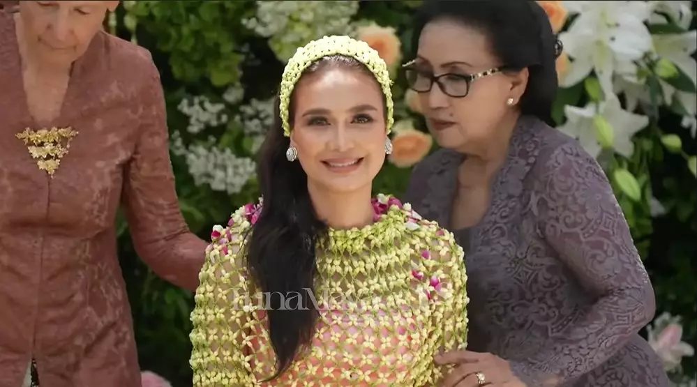 detail makeup Luna Maya saat siraman © YouTube detail makeup Luna Maya saat siraman © YouTube