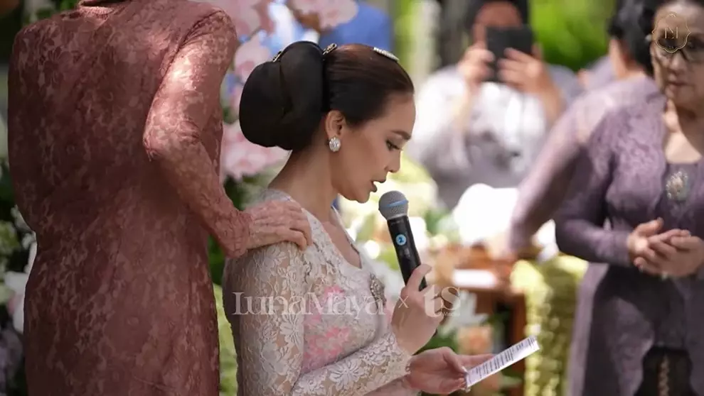 detail makeup Luna Maya saat siraman © YouTube detail makeup Luna Maya saat siraman © YouTube