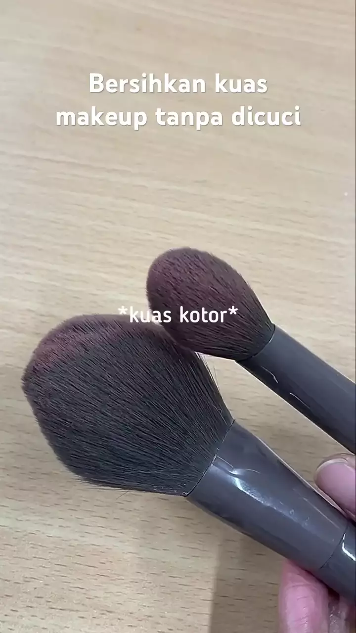 trik bersihkan kuas tanpa dicuci © YouTube trik bersihkan kuas tanpa dicuci © YouTube