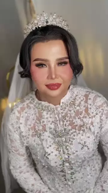 transformasi emak-emak berwajah bulat dirias glamor © Instagram 