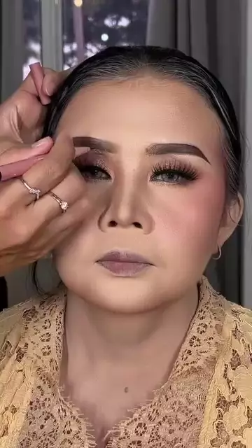 transformasi emak-emak berwajah bulat dirias glamor © Instagram 