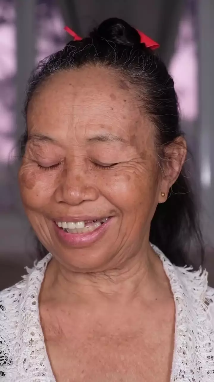 wanita 50 tahun pakai siger dan soft makeup © Instagram