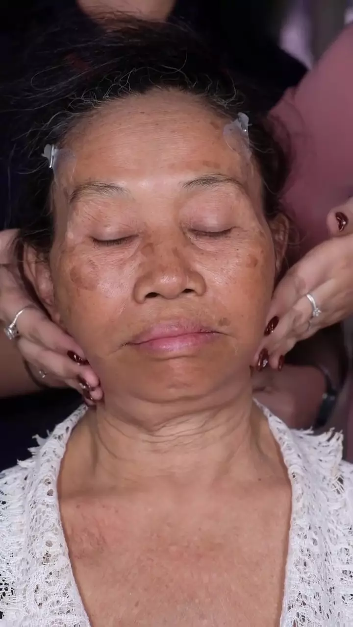 wanita 50 tahun pakai siger dan soft makeup © Instagram