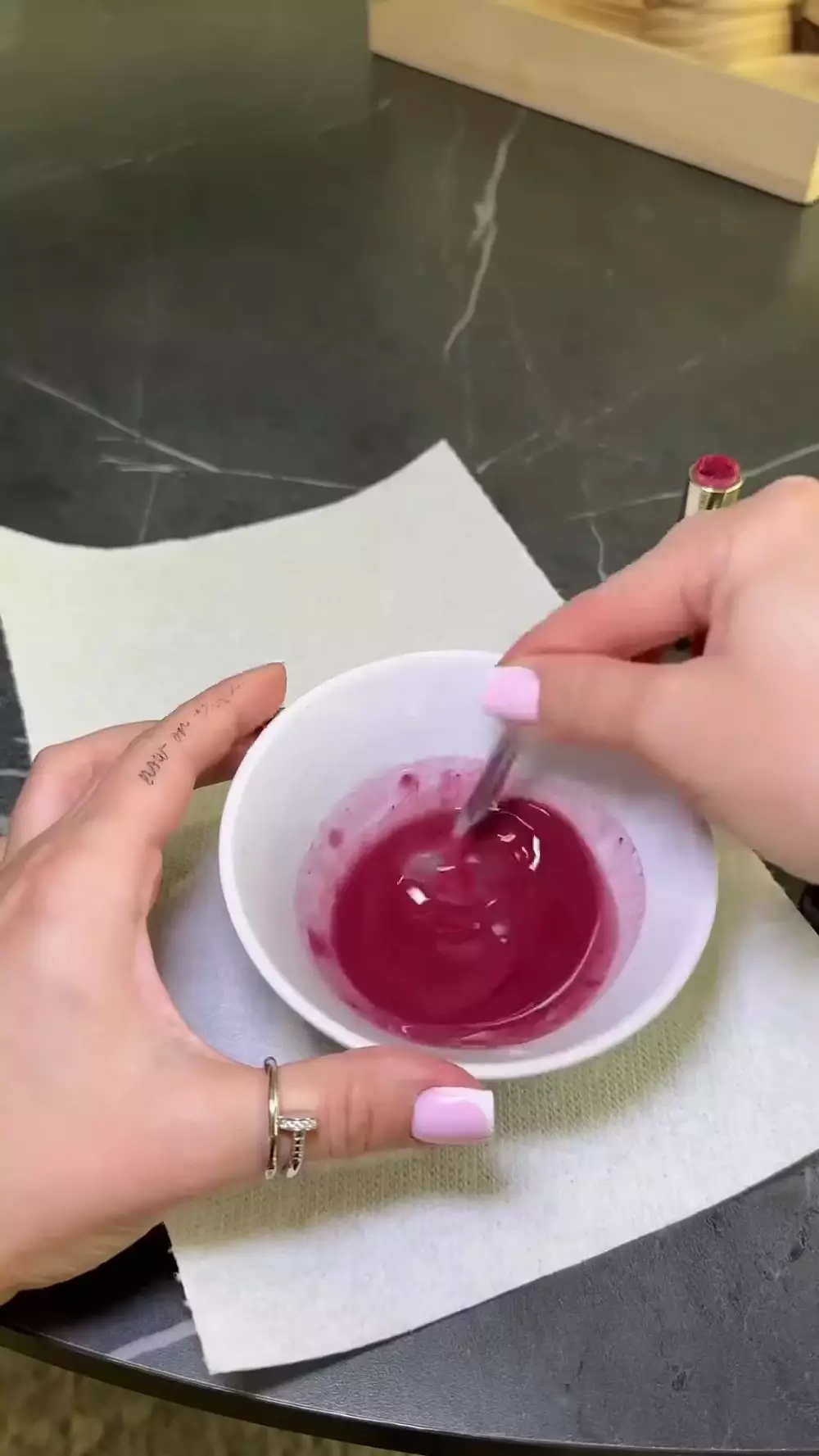 Lipstik hampir habis jangan dibuang © YouTube Lipstik hampir habis jangan dibuang © YouTube