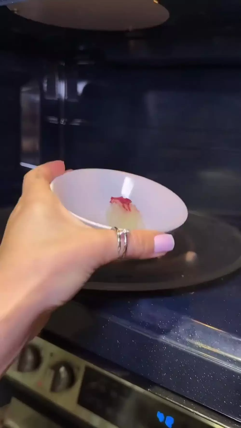 Lipstik hampir habis jangan dibuang © YouTube Lipstik hampir habis jangan dibuang © YouTube