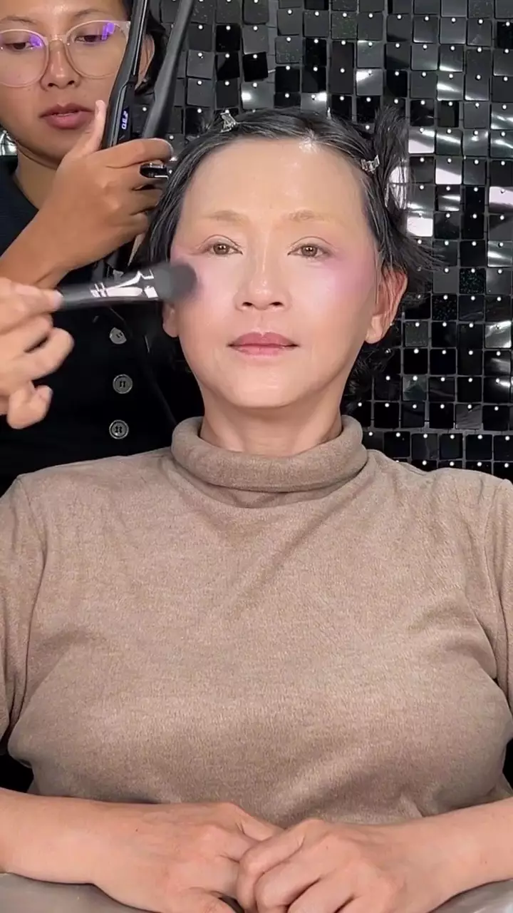 Recreate makeup ala seleb Korea © Instagram Recreate makeup ala seleb Korea © Instagram