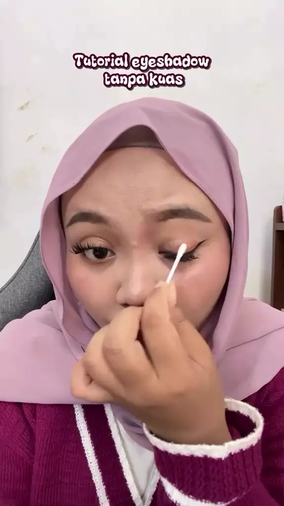 Trik pakai eyeshadow tanpa brush © Instagram Trik pakai eyeshadow tanpa brush © Instagram