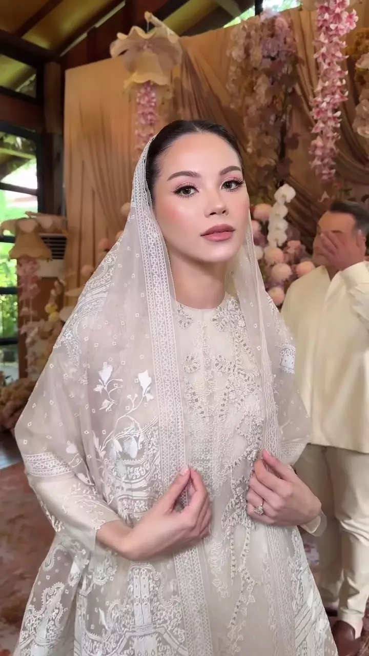 Detail makeup Alyssa Daguise saat pengajian © 2025 brilio.net Detail makeup Alyssa Daguise saat pengajian © 2025 brilio.net