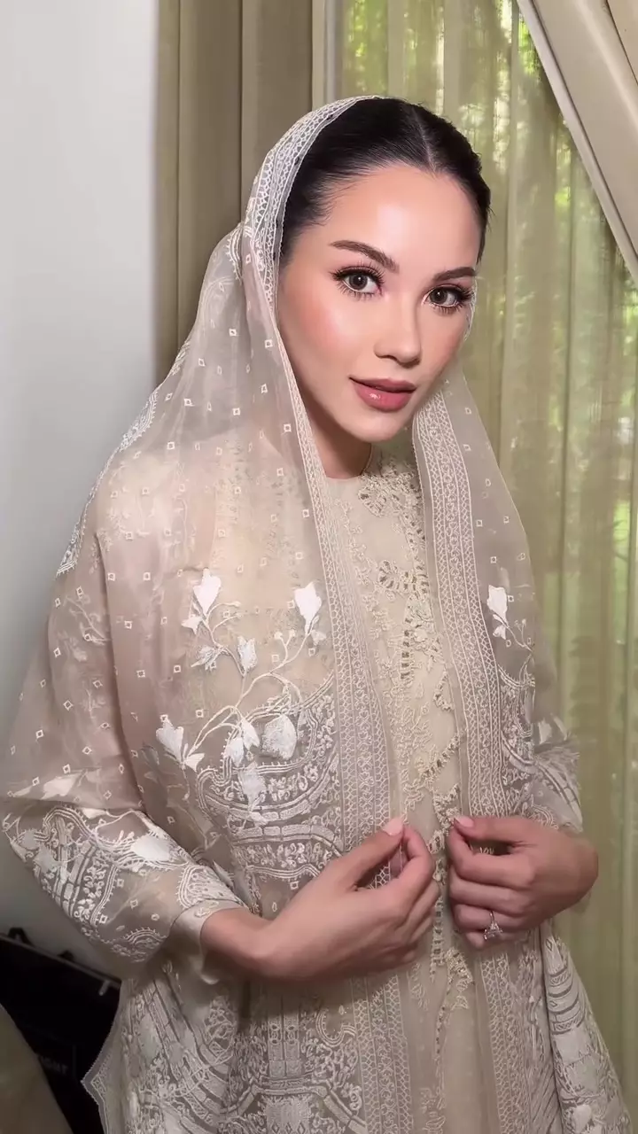 Detail makeup Alyssa Daguise saat pengajian © 2025 brilio.net Detail makeup Alyssa Daguise saat pengajian © 2025 brilio.net