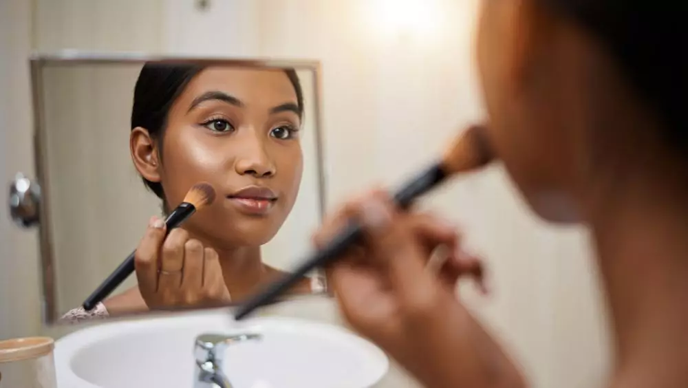 Rahasia makeup glowing tanpa skincare mahal © 2025 brilio.net