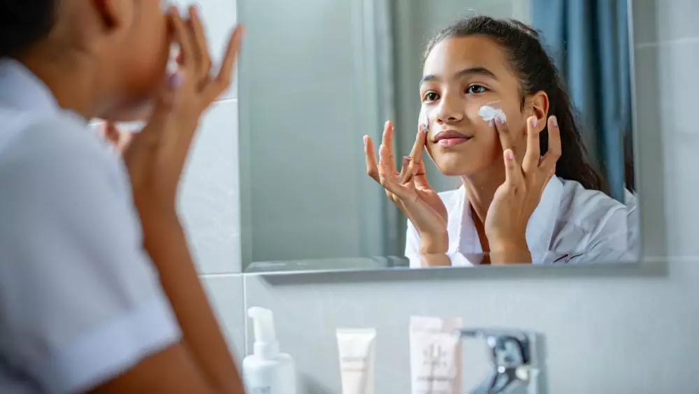 Tips skincare pagi remaja untuk ke sekolah © 2025 brilio.net