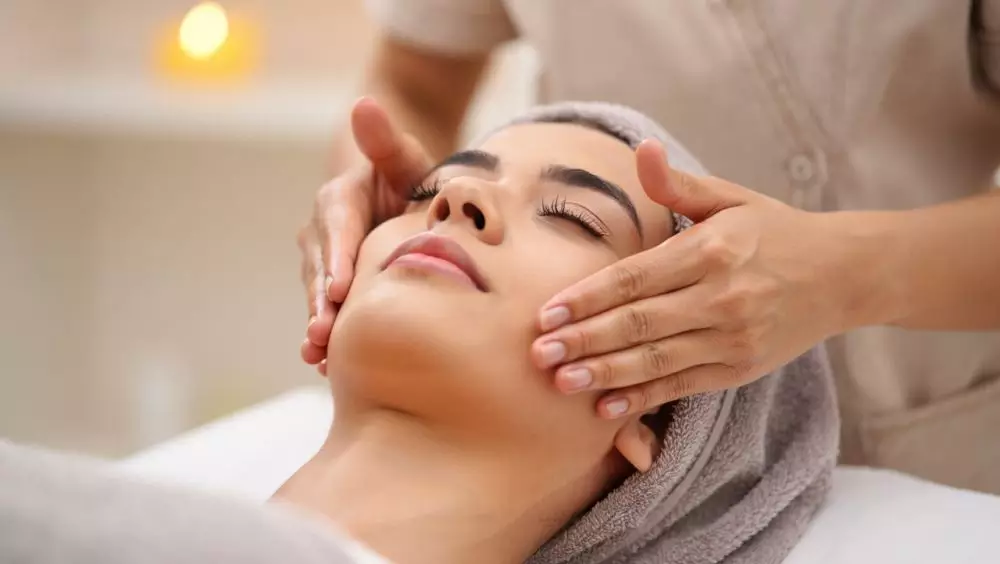 Teknik pijat wajah yang terbukti mengurangi kerutan © 2025 brilio.net Teknik pijat wajah yang terbukti mengurangi kerutan © 2025 brilio.net