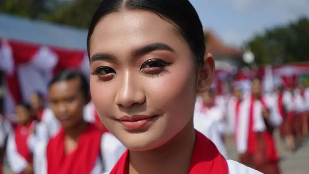 Trik makeup simpel dan tahan lama untuk ikut lomba 17 Agustus © 2025 brilio.net Trik makeup simpel dan tahan lama untuk ikut lomba 17 Agustus © 2025 brilio.net