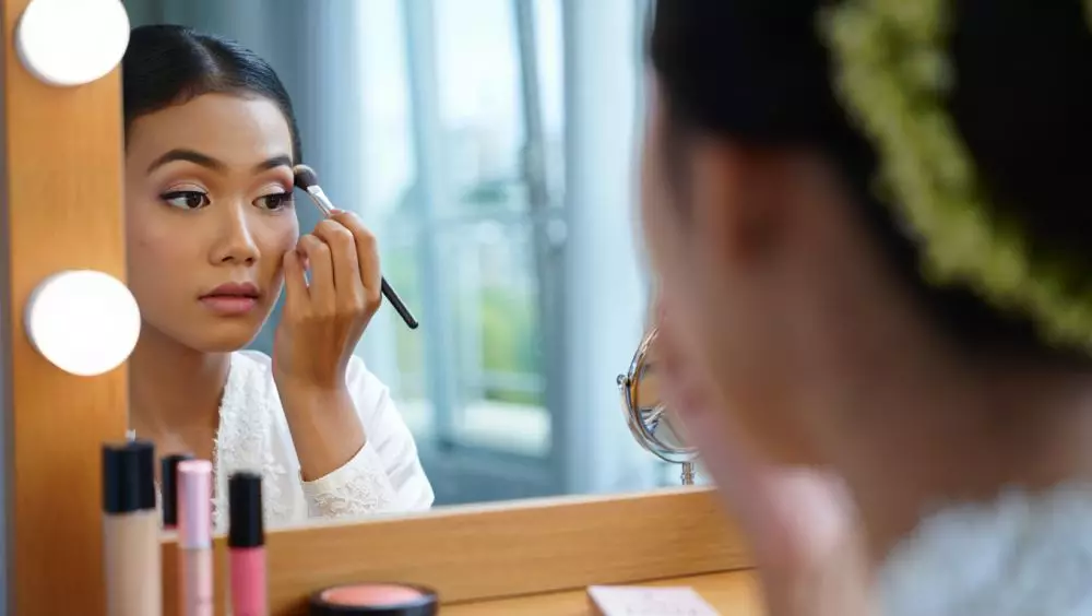 Makeup simpel untuk pernikahan di rumah © 2025 brilio.net