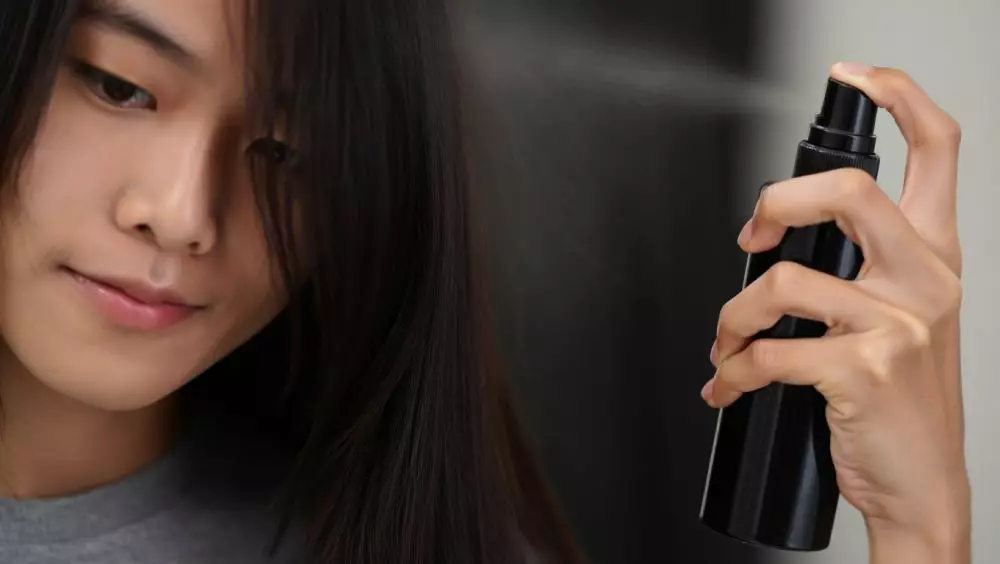 Cara membuat spray rambut alami anti rontok di rumah © 2025 brilio.net Cara membuat spray rambut alami anti rontok di rumah © 2025 brilio.net