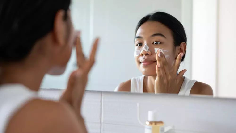 Cara menggunakan sunscreen yang benar © 2025 brilio.net