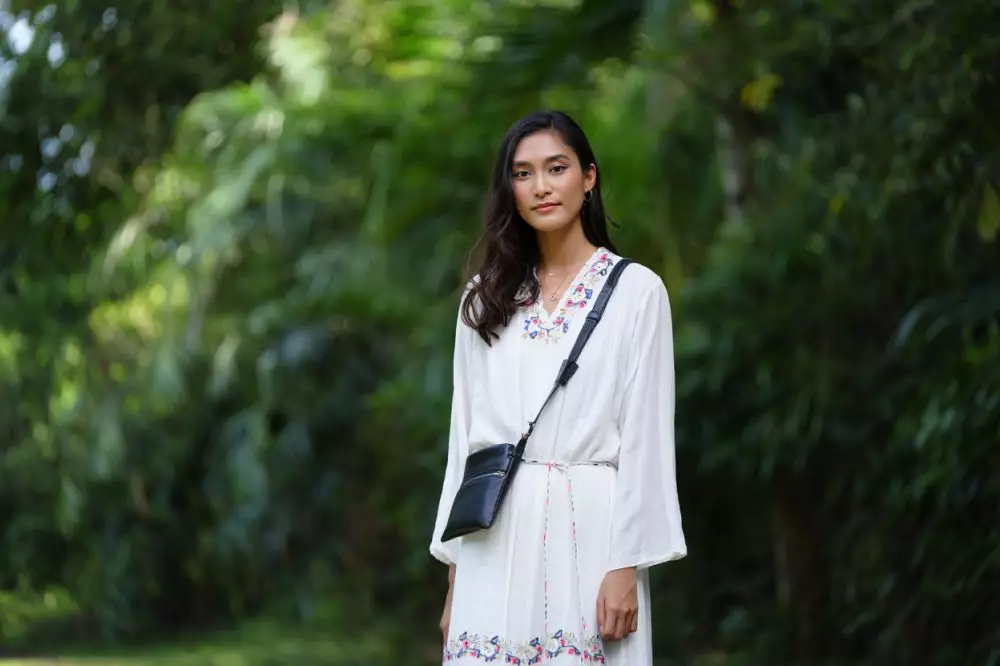 Cara tampil tinggi tanpa heels dengan outfit hack kekinian © 2025 brilio.net