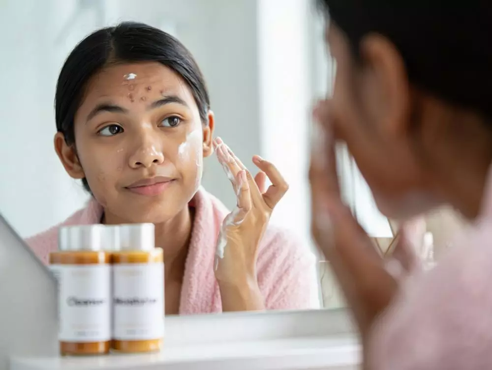 Trik basic skincare yang benar untuk wajah bruntusan © 2025 brilio.net Trik basic skincare yang benar untuk wajah bruntusan © 2025 brilio.net