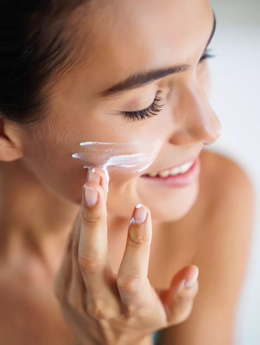 Cara pakai sunscreen dan moisturizer yang benar © 2025 brilio.net Cara pakai sunscreen dan moisturizer yang benar © 2025 brilio.net