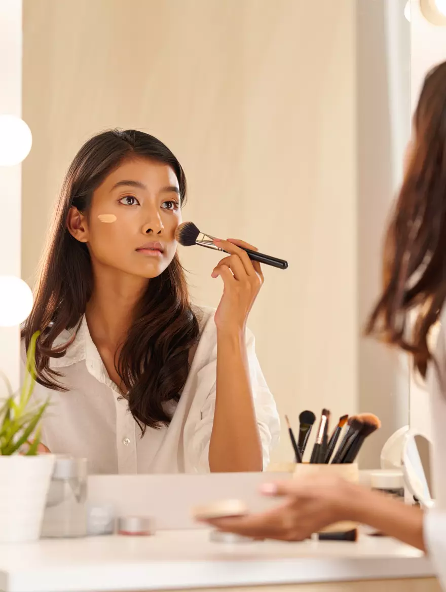 Cara jitu membuat base makeup awet di kulit berminyak © 2025 brilio.net Cara jitu membuat base makeup awet di kulit berminyak © 2025 brilio.net