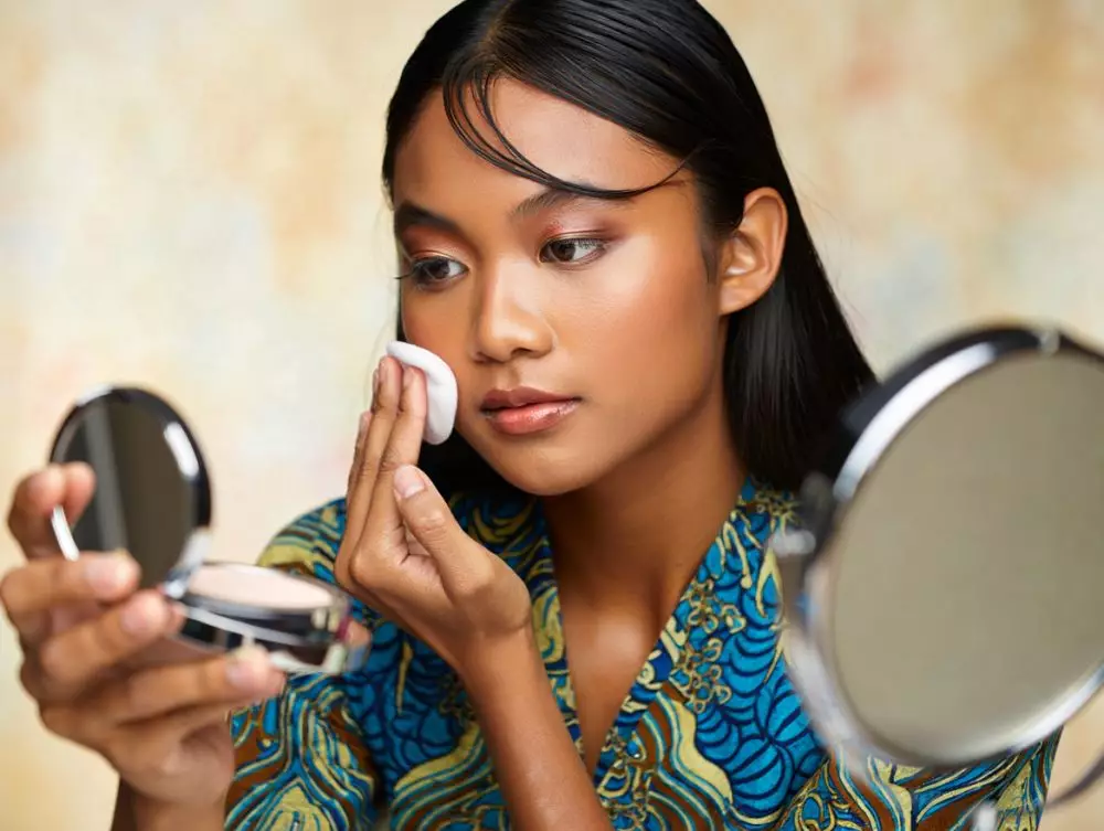 Bedak padat vs two-way cake untuk kulit berminyak, mana yang lebih tahan? © 2025 brilio.net