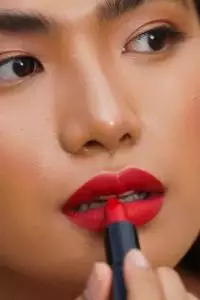 10 Rekomendasi lipstik terbaik untuk kulit sawo matang, tampilan bibir jadi nggak pucat lagi